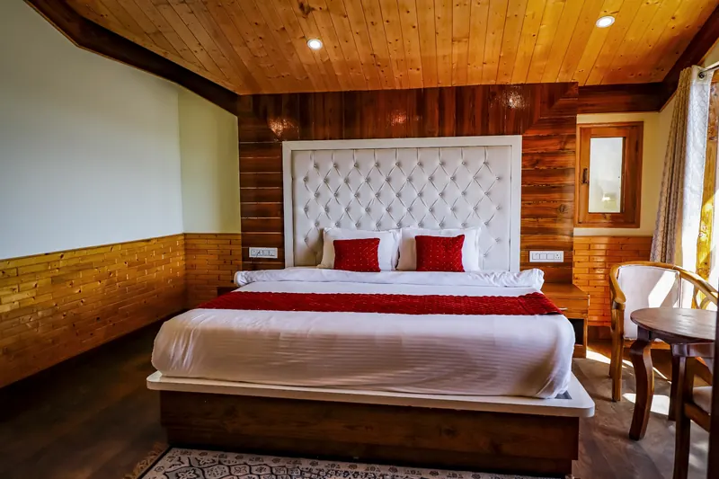 Deluxe Room: bed, straight on