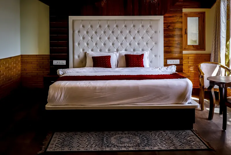 Deluxe Room: bed and patterned rug